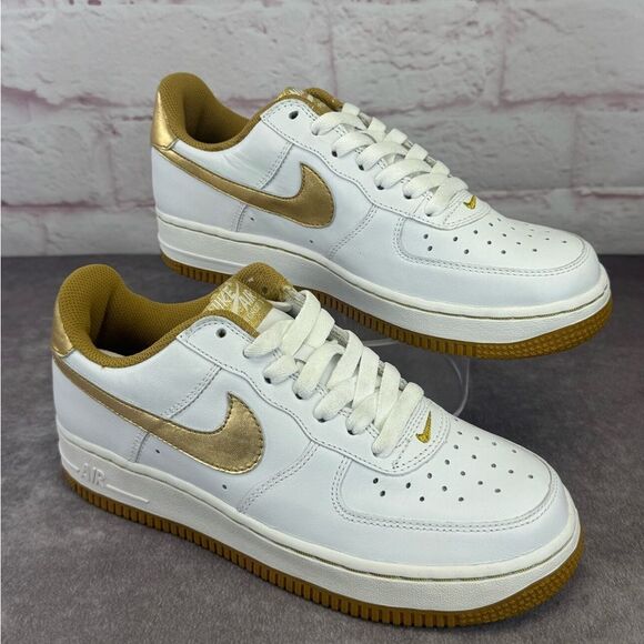 Nike Women’s Air Force 1 White and Gold Sneakers NEW 7 SAMPLE/PROTOTYPE - Picture 1 of 11